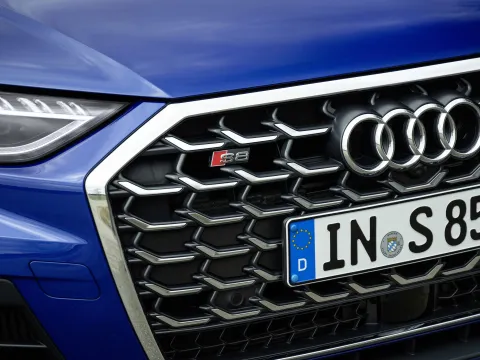 2025 Audi S8 4.0T 571HP V8 8AT
