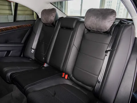 2013 HongQi H7 2.0T 204HP L4 6AT
