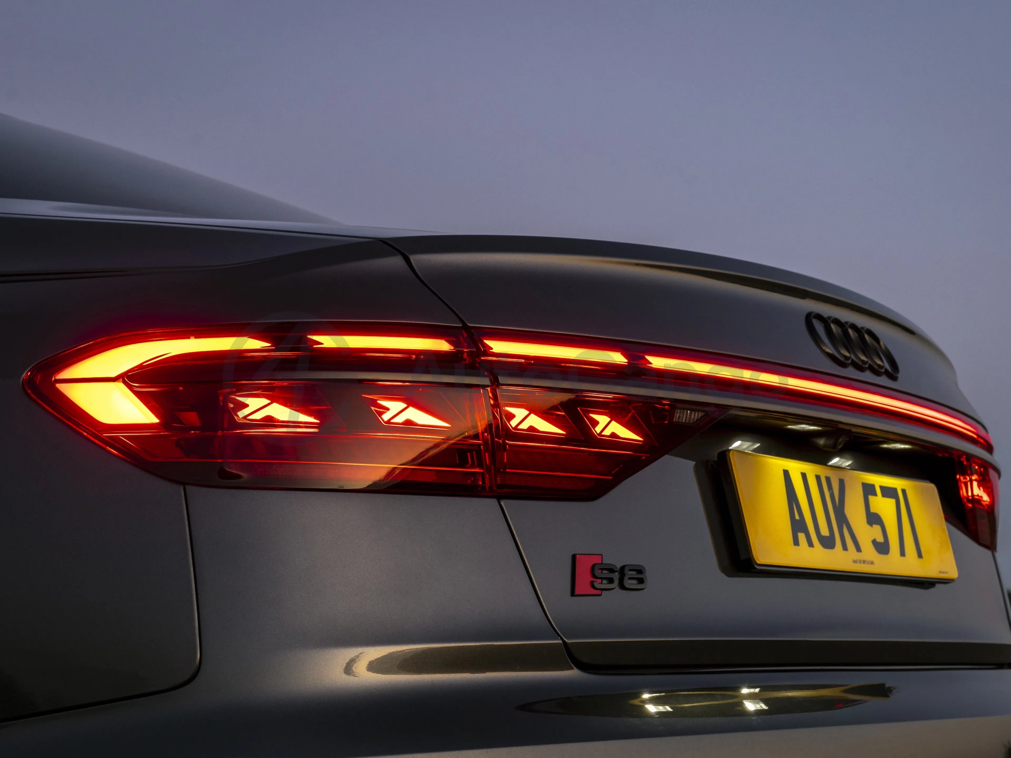 2025 Audi S8 4.0T 571HP V8 8AT,autocango,china used car exporter,china ev exporter,chinese used car exporter,chinese used ev exporter
