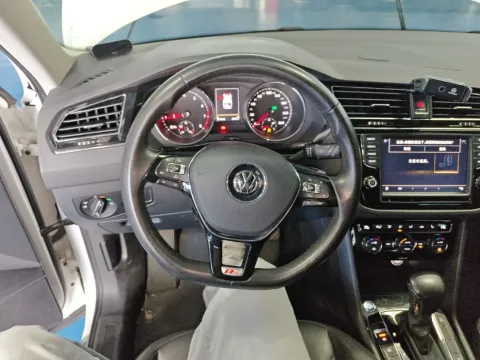 2017 Volkswagen Tiguan L 2.0T 220HP L4 7DCT