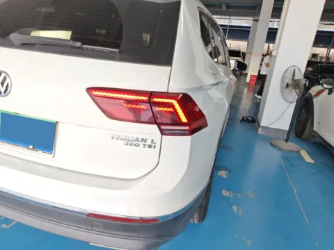 2017 Volkswagen Tiguan L 2.0T 220HP L4 7DCT