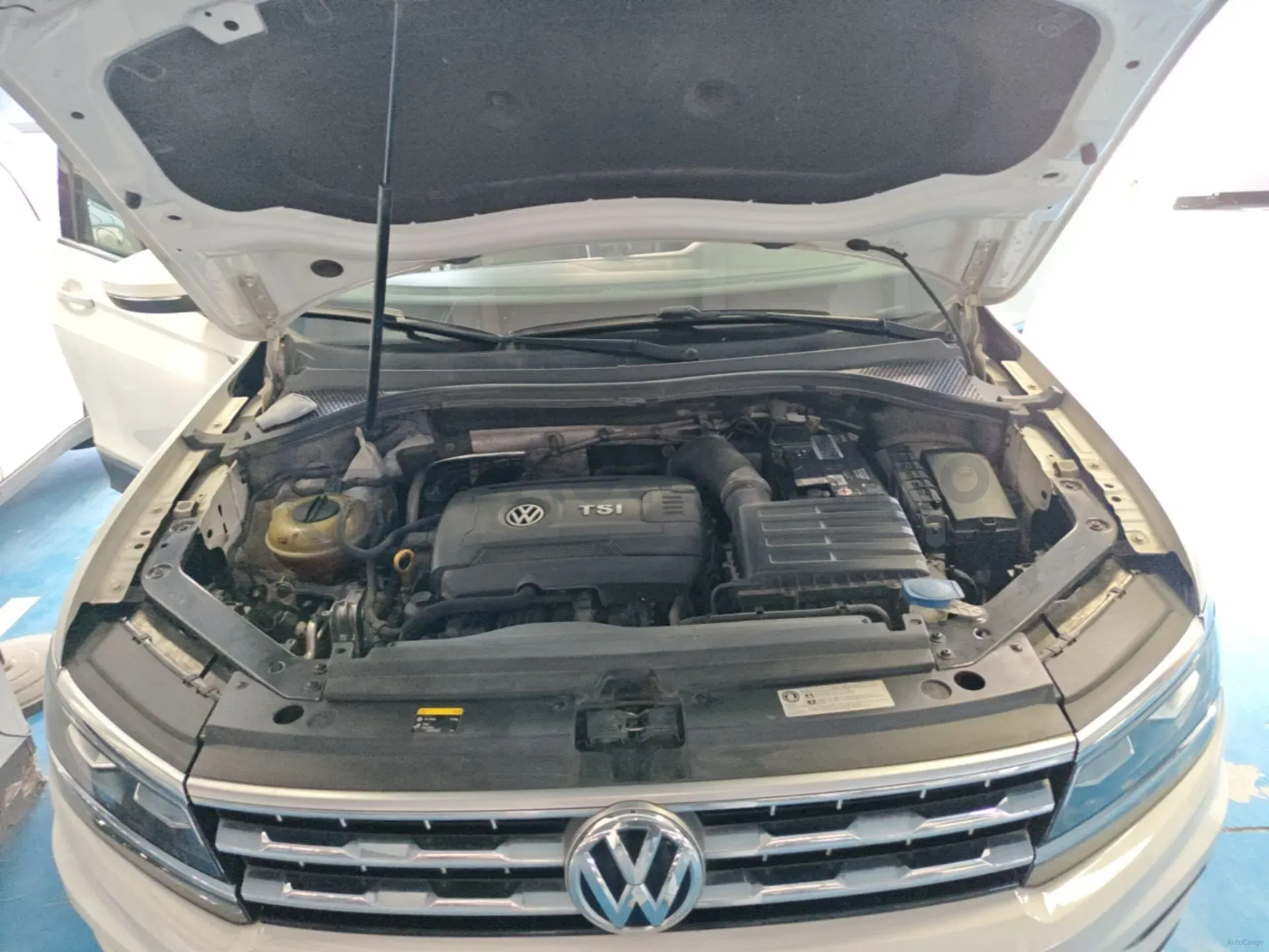 2017 Volkswagen Tiguan L 2.0T 220HP L4 7DCT,autocango,china used car exporter,china ev exporter,chinese used car exporter,chinese used ev exporter