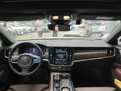2024 Volvo S90 2.0T 250HP L4 8AT