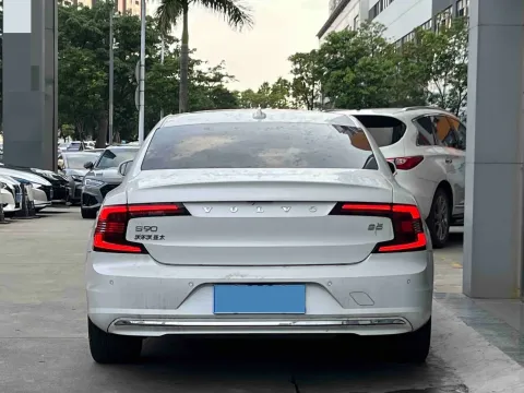 2024 Volvo S90 2.0T 250HP L4 8AT