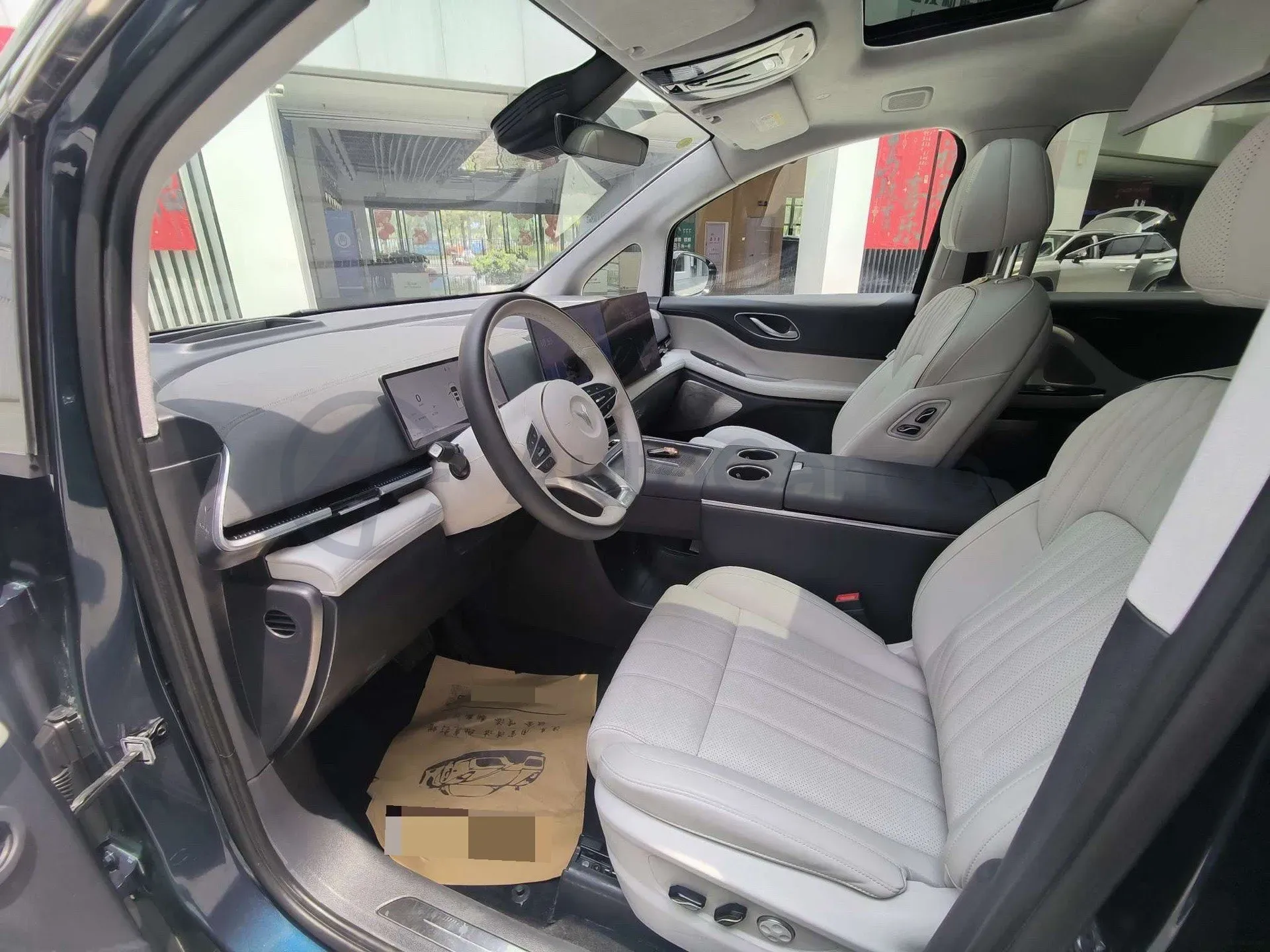 2025 Voyah Dream 1.5T 150HP L4 1DHT PHEV 41.7KWH,autocango,china used car exporter,china ev exporter,chinese used car exporter,chinese used ev exporter