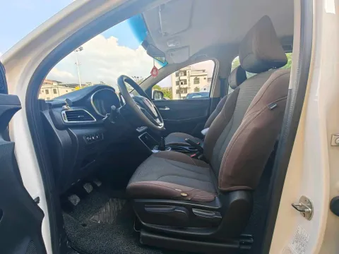 2019 BaoJun 730 1.5T 147HP L4 6MT,autocango,china used car exporter,china ev exporter,chinese used car exporter,chinese used ev exporter