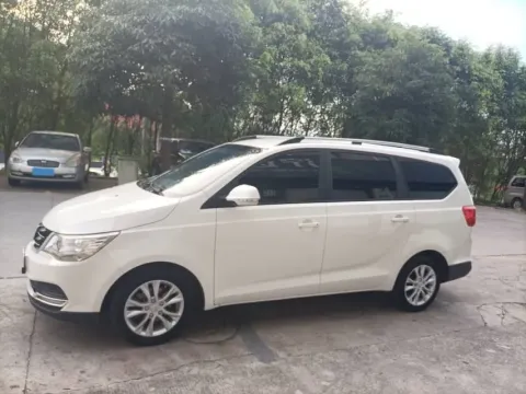 2019 BaoJun 730 1.5L 105HP L4 6MT,autocango,china used car exporter,china ev exporter,chinese used car exporter,chinese used ev exporter