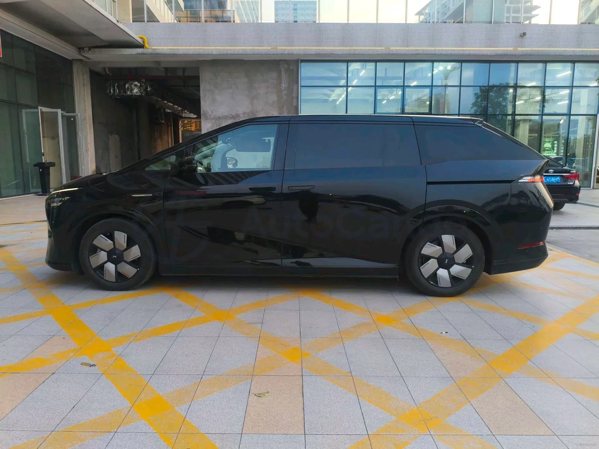 2024 Xpeng X9 BEV 101.5KWH,autocango,china used car exporter,china ev exporter,chinese used car exporter,chinese used ev exporter