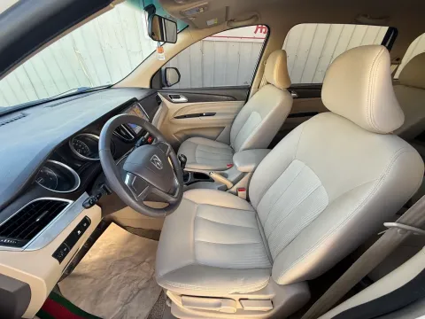 2019 BaoJun 730 1.5L 105HP L4 6MT,autocango,china used car exporter,china ev exporter,chinese used car exporter,chinese used ev exporter