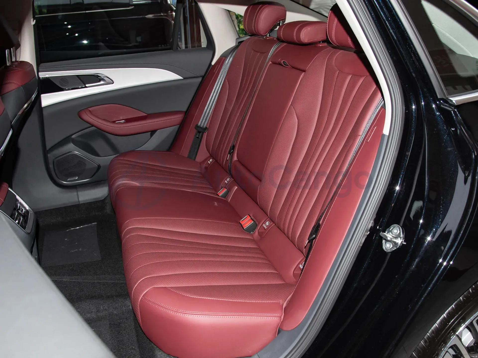 2025 HongQi H5 1.5T 169HP L4 1DHT Hybrid,autocango,china used car exporter,china ev exporter,chinese used car exporter,chinese used ev exporter