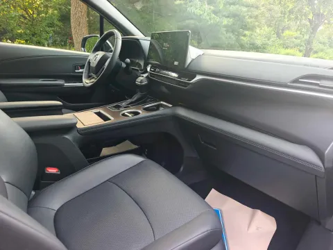 2024 Toyota Granvia 2.5L 189HP L4 E-CVT Hybrid