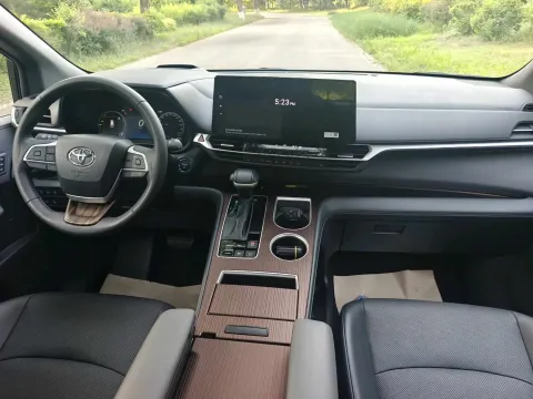 2024 Toyota Granvia 2.5L 189HP L4 E-CVT Hybrid