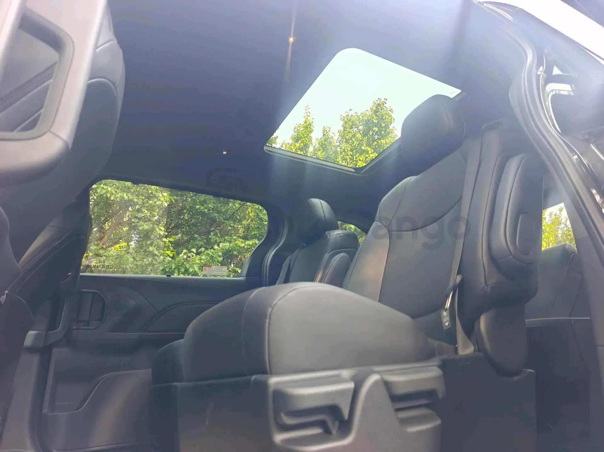 2024 Toyota Granvia 2.5L 189HP L4 E-CVT Hybrid,autocango,china used car exporter,china ev exporter,chinese used car exporter,chinese used ev exporter