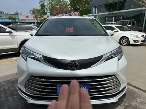 2024 Toyota Sienna 2.5L 189HP L4 E-CVT Hybrid