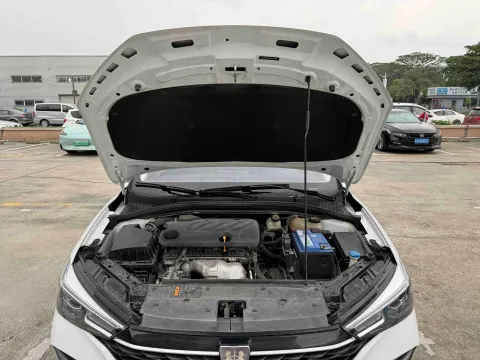 2021 Roewe i5 1.5L 120HP L4 CVT