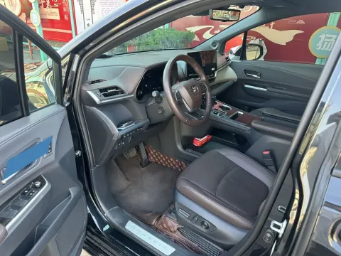 2023 Toyota Granvia 2.5L 189HP L4 E-CVT Hybrid