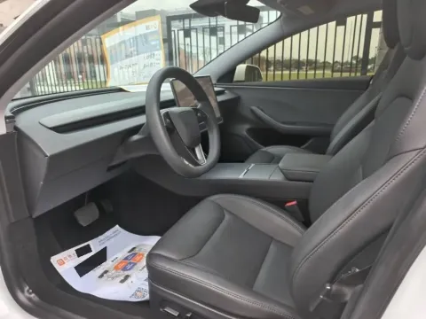 2025 Tesla Model Y BEV 62.5KWH,autocango,china used car exporter,china ev exporter,chinese used car exporter,chinese used ev exporter