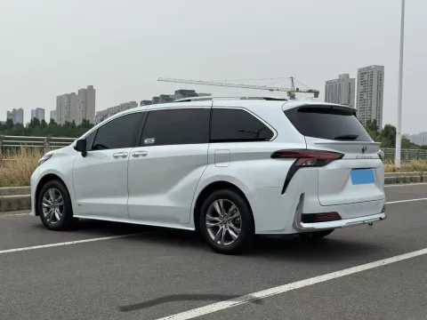2024 Toyota Sienna 2.5L 189HP L4 E-CVT Hybrid