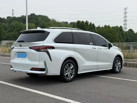 2024 Toyota Sienna 2.5L 189HP L4 E-CVT Hybrid