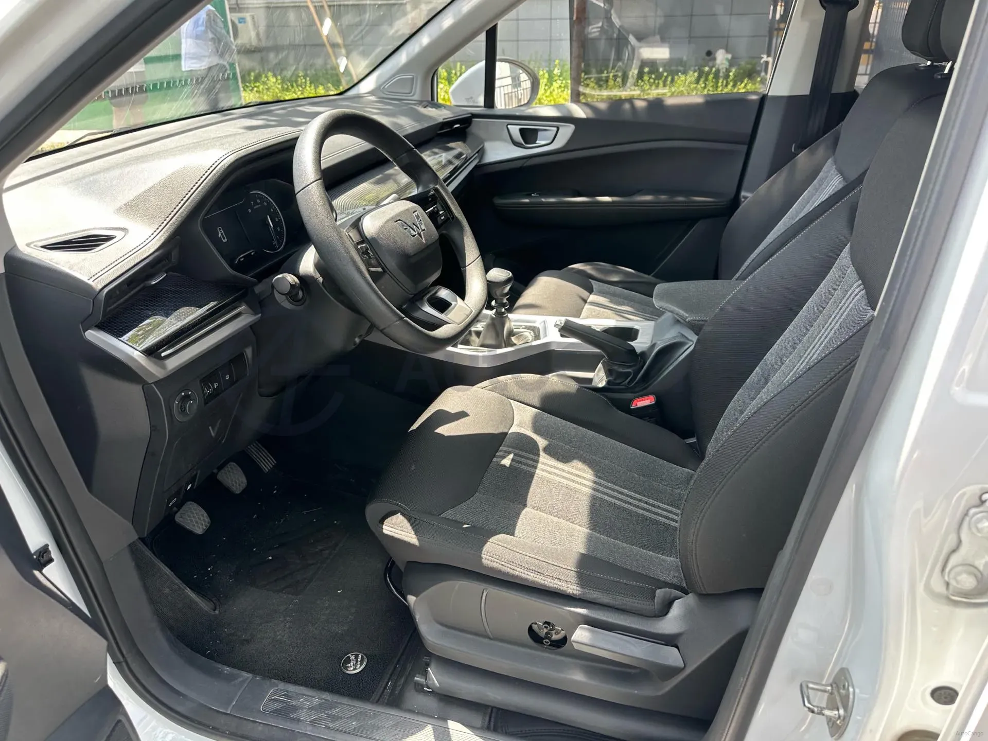 2022 WuLing ZhengChen 2.0L 136HP L4 6MT,autocango,china used car exporter,china ev exporter,chinese used car exporter,chinese used ev exporter