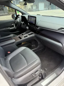 2024 Toyota Granvia 2.5L 189HP L4 E-CVT Hybrid