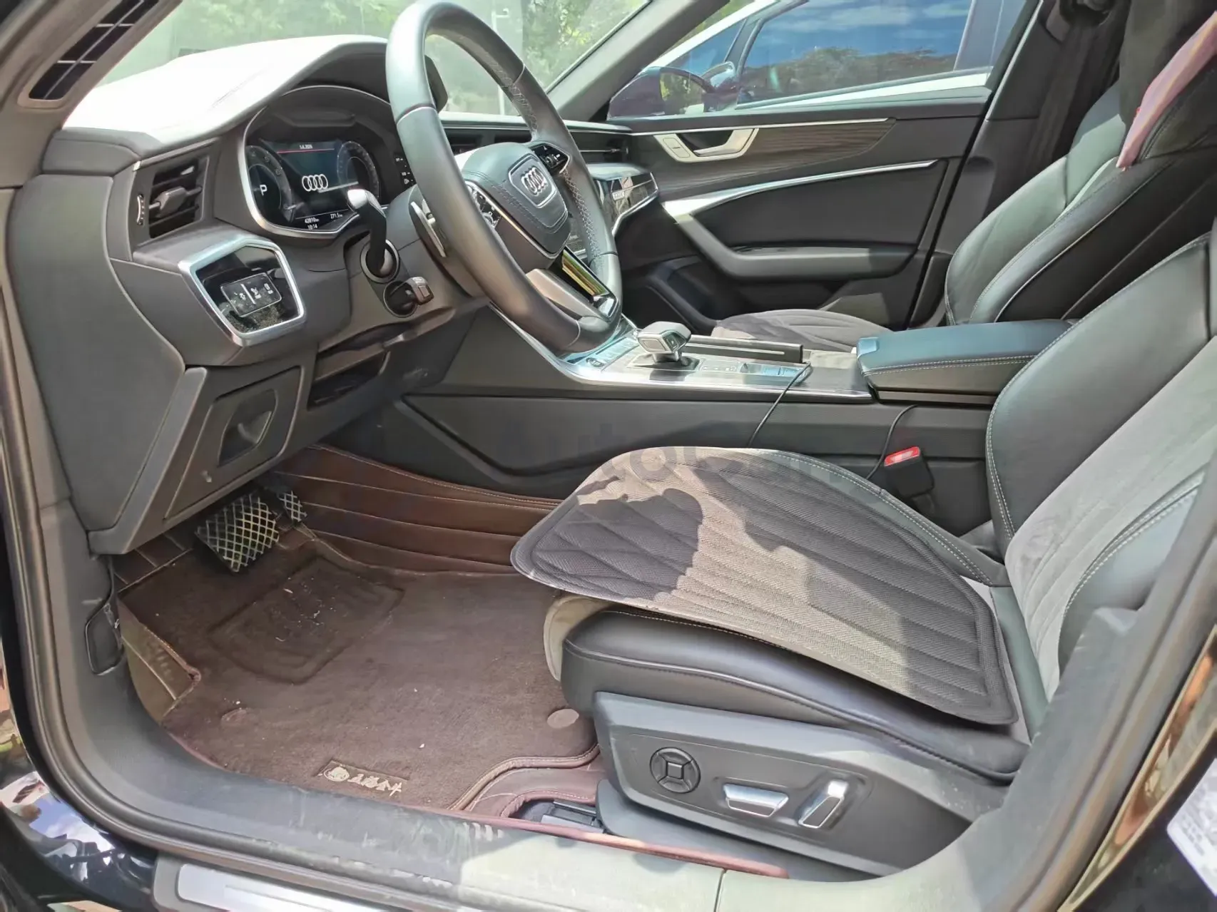 2024 Audi A6L 2.0T 245HP L4 7DCT,autocango,china used car exporter,china ev exporter,chinese used car exporter,chinese used ev exporter