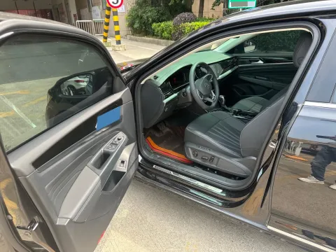 2024 Volkswagen Passat 2.0T 220HP L4 7DCT
