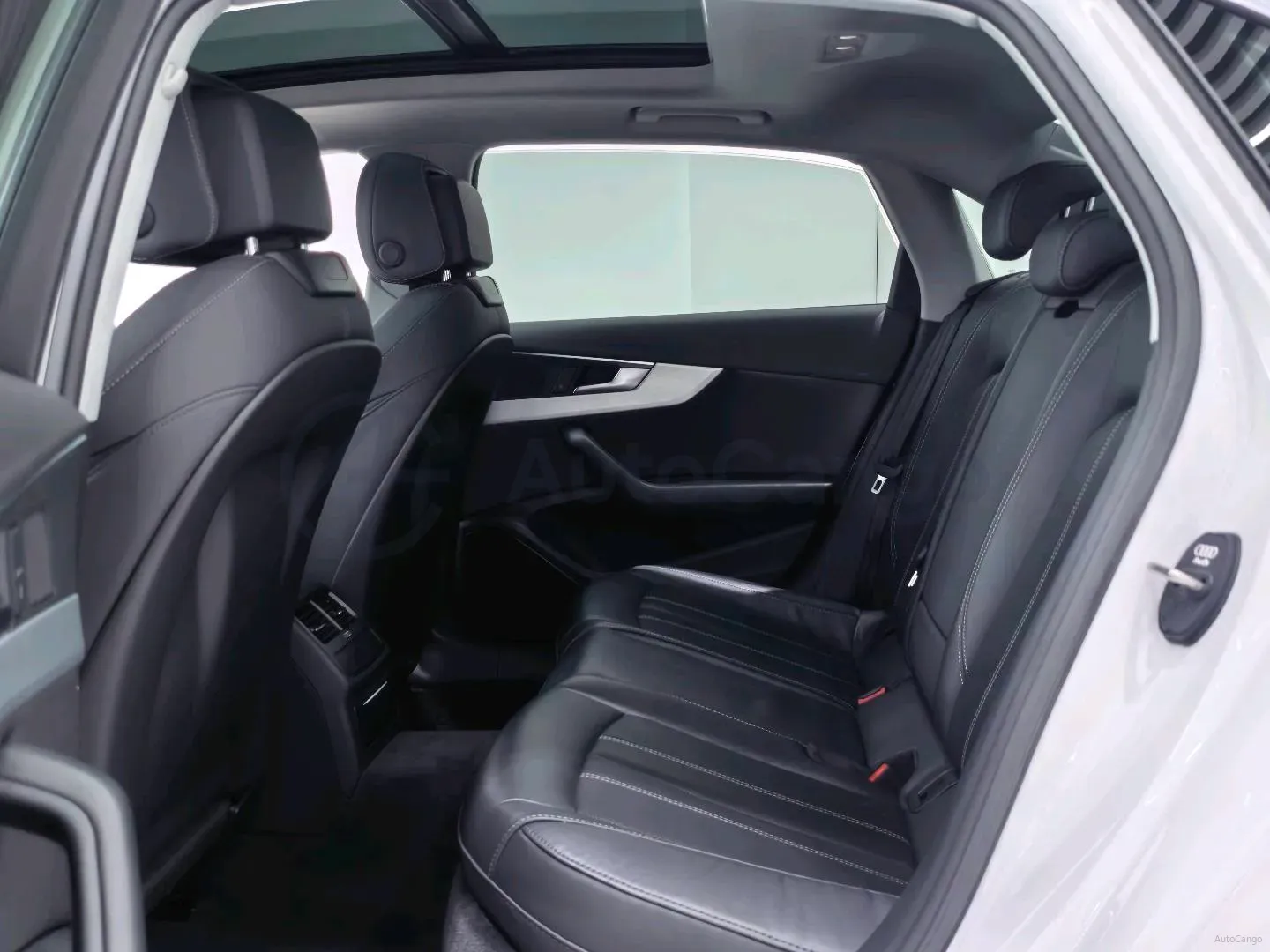 2022 Audi A4L 2.0T 190HP L4 7DCT,autocango,china used car exporter,china ev exporter,chinese used car exporter,chinese used ev exporter