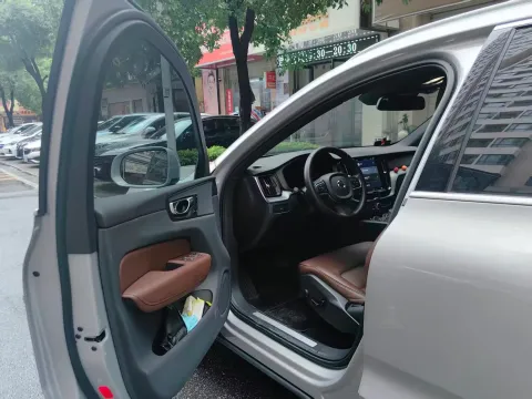 2023 Volvo XC60 2.0T 250HP L4 8AT,autocango,china used car exporter,china ev exporter,chinese used car exporter,chinese used ev exporter