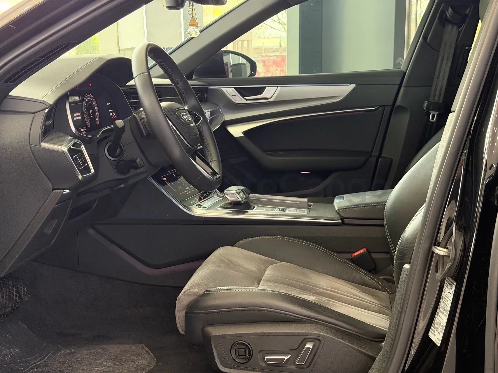 2023 Audi A6L 2.0T 245HP L4 7DCT,autocango,china used car exporter,china ev exporter,chinese used car exporter,chinese used ev exporter
