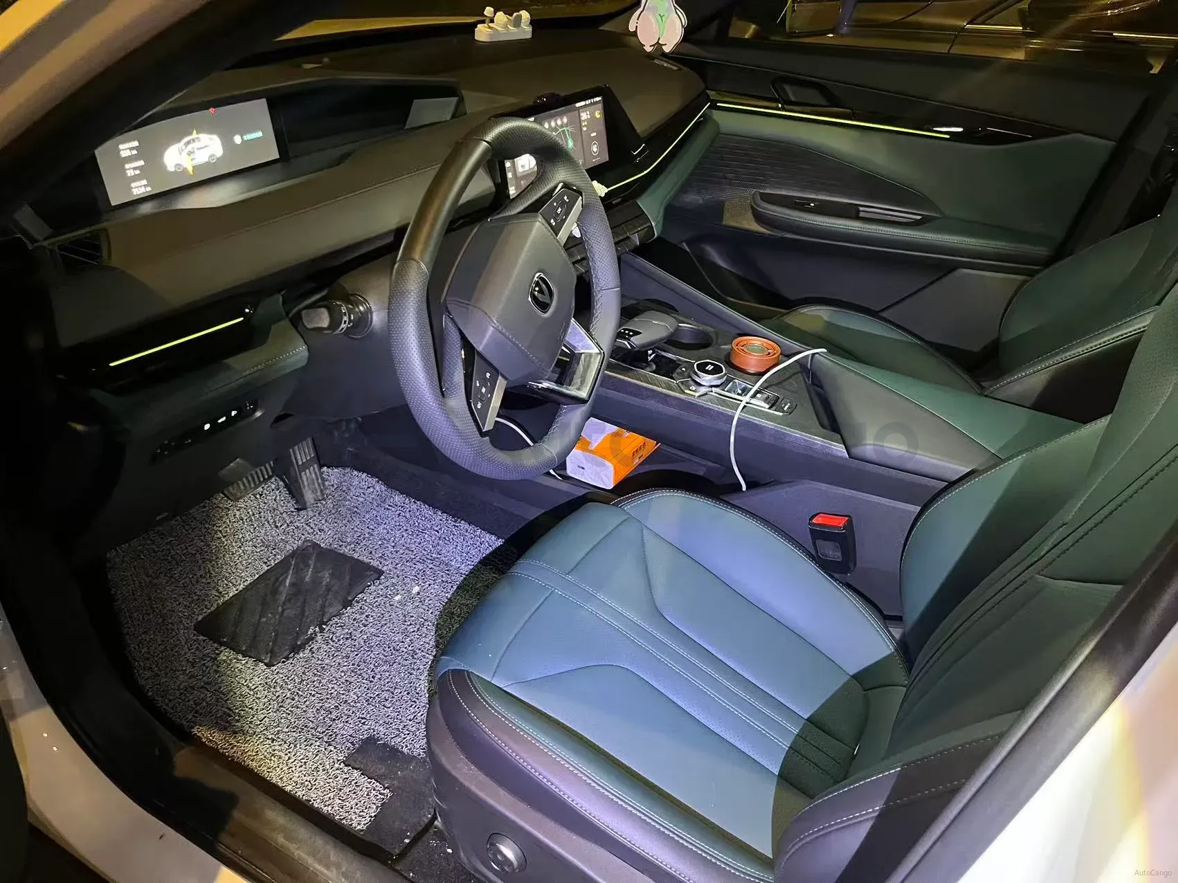 2024 ChangAn UNI-V iDD 1.5L 110HP L4 E-CVT PHEV 18.99KWH,autocango,china used car exporter,china ev exporter,chinese used car exporter,chinese used ev exporter