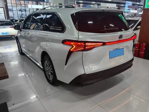 2023 Toyota Sienna 2.5L 189HP L4 E-CVT Hybrid