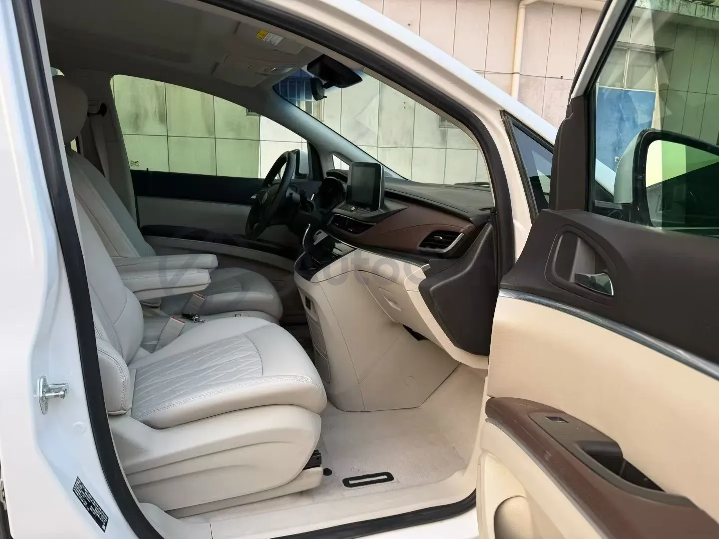 2022 Buick GL8 2.0T 237HP L4 9AT,autocango,china used car exporter,china ev exporter,chinese used car exporter,chinese used ev exporter