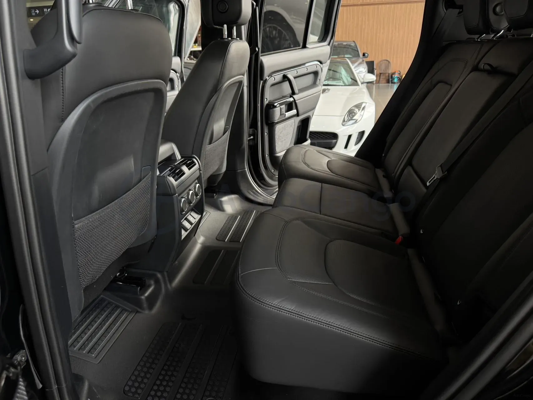 2024 Land Rover Defender 3.0T 400HP L6 8AT,autocango,china used car exporter,china ev exporter,chinese used car exporter,chinese used ev exporter