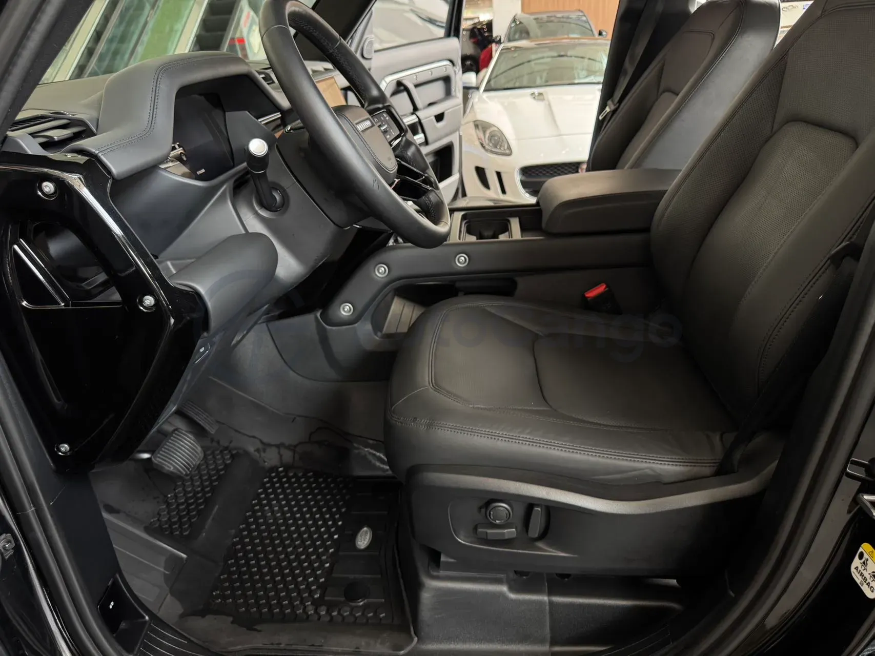 2024 Land Rover Defender 3.0T 400HP L6 8AT,autocango,china used car exporter,china ev exporter,chinese used car exporter,chinese used ev exporter