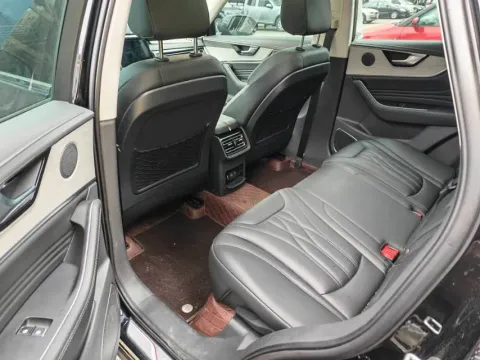 2025 HongQi HS5 2.0T 252HP L4 8AT