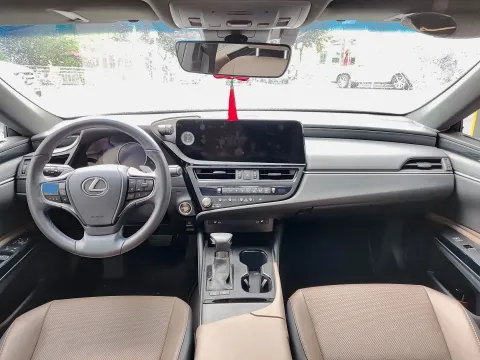 2021 Lexus ES 2.5L 178HP L4 E-CVT Hybrid