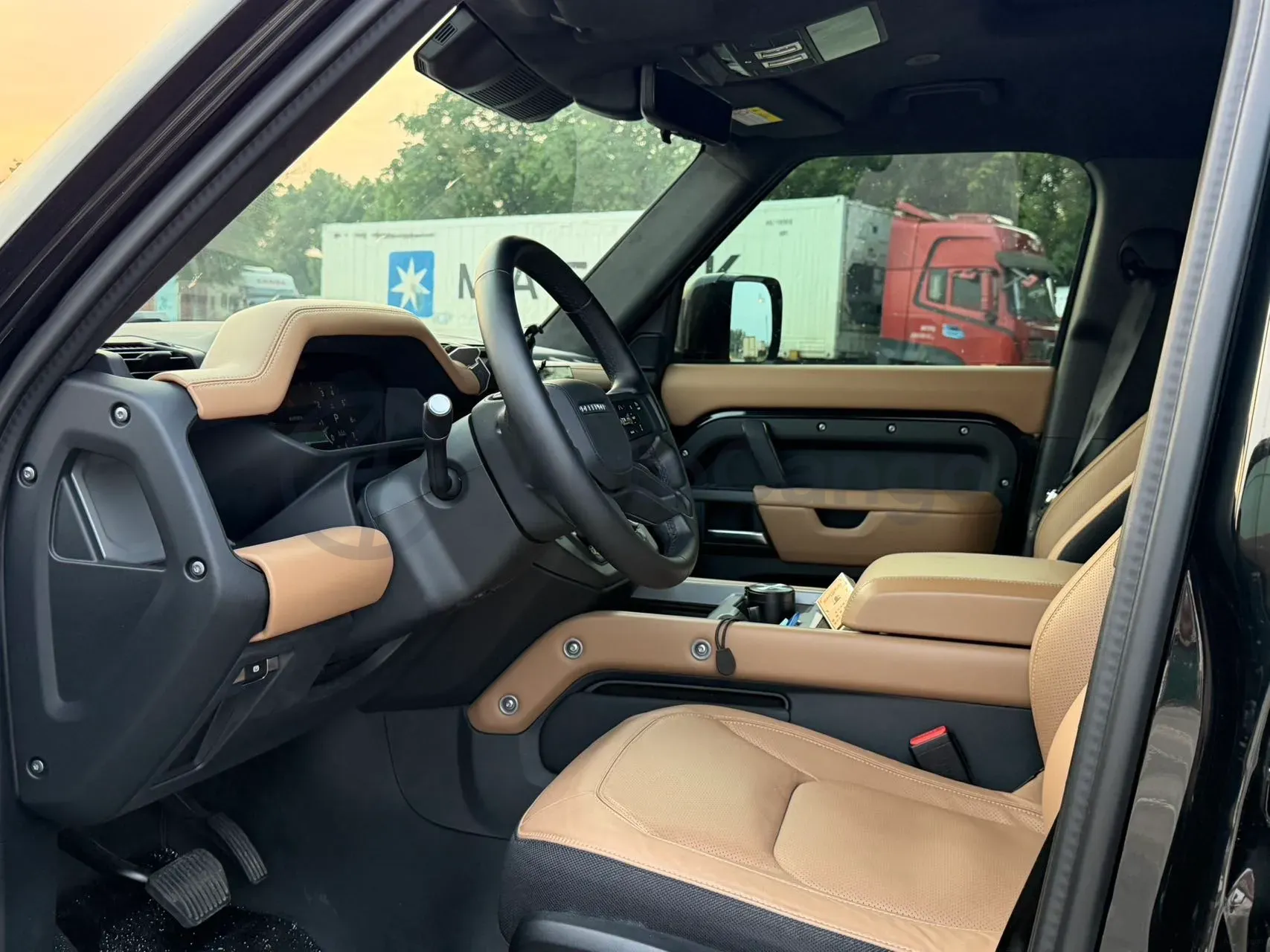 2025 Land Rover Defender 3.0T 400HP L6 8AT,autocango,china used car exporter,china ev exporter,chinese used car exporter,chinese used ev exporter