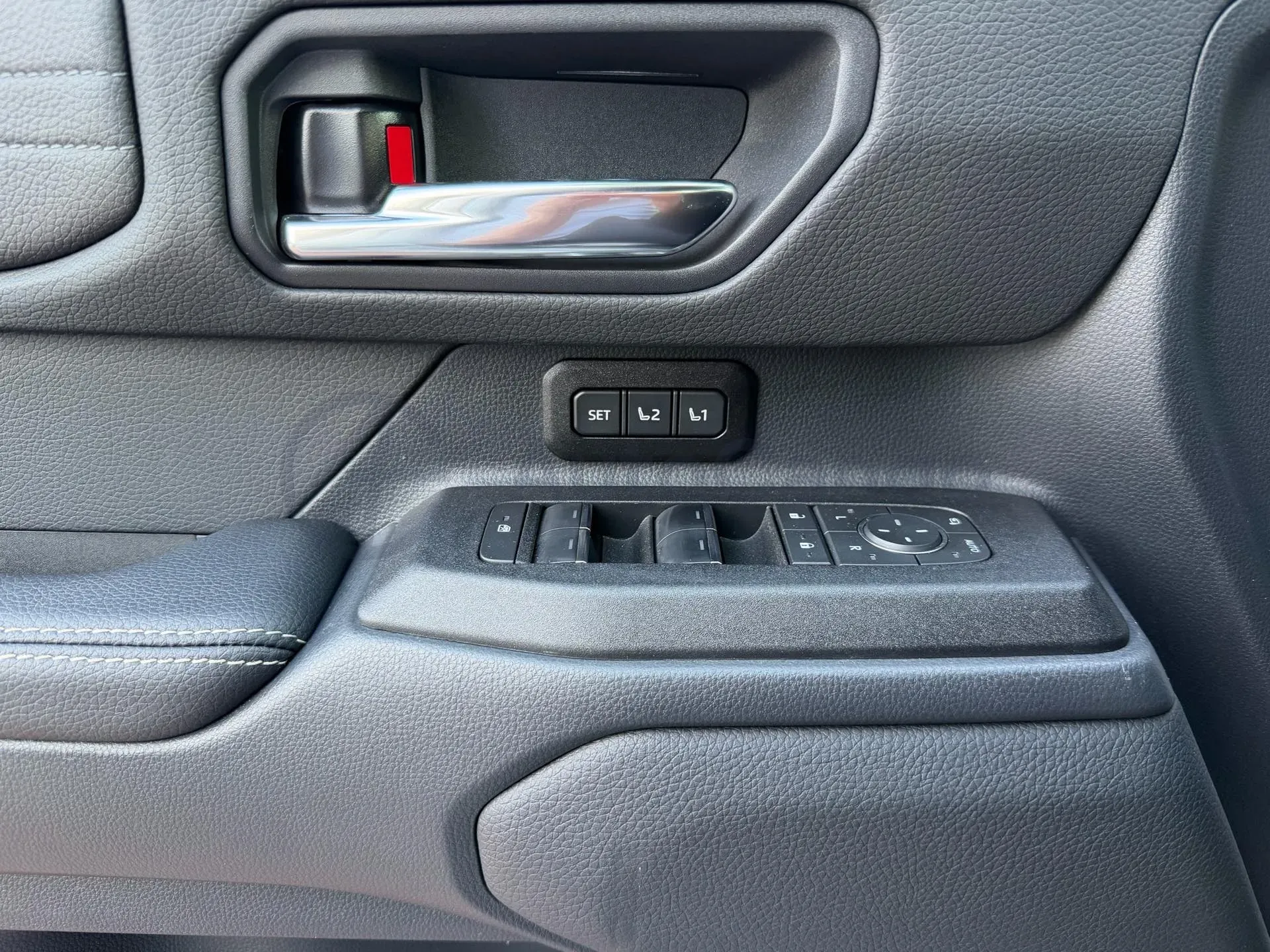 2025 Toyota Land Cruiser Prado 2.4T 282HP L4 8AT Hybrid 5.1KWH,autocango,china used car exporter,china ev exporter,chinese used car exporter,chinese used ev exporter