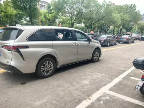 2021 Toyota Sienna 2.5L 192HP L4 E-CVT Hybrid