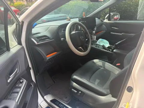 2023 Toyota Sienna 2.5L 189HP L4 E-CVT Hybrid