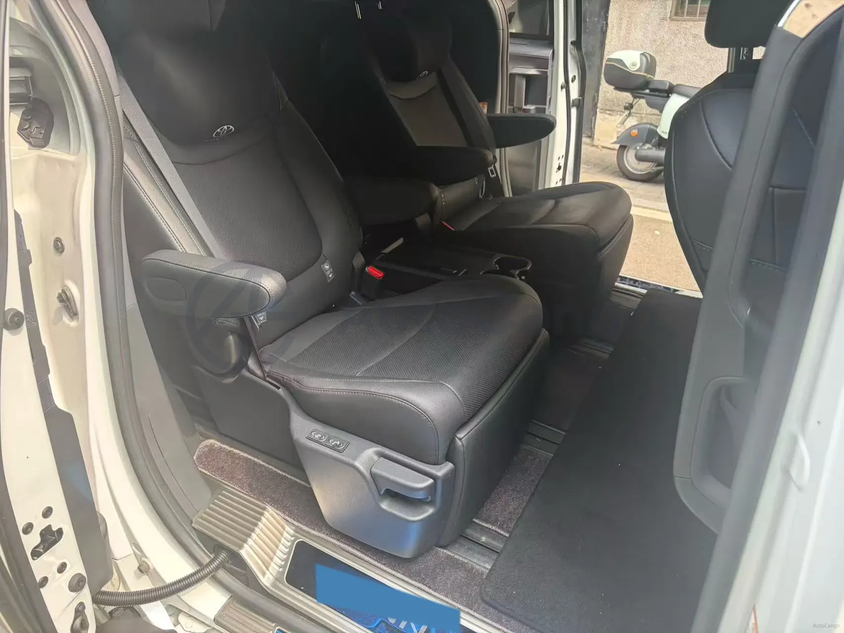 2023 Toyota Sienna 2.5L 189HP L4 E-CVT Hybrid,autocango,china used car exporter,china ev exporter,chinese used car exporter,chinese used ev exporter