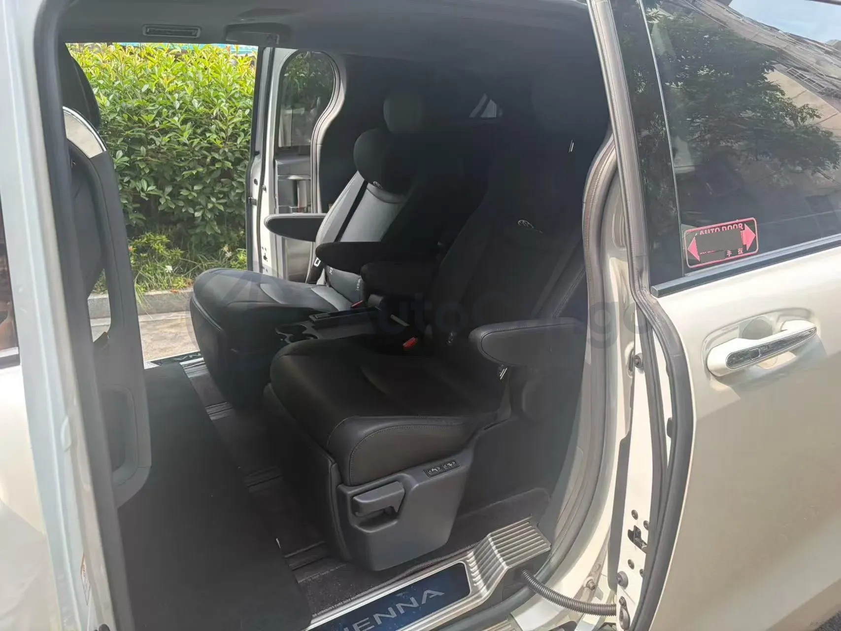 2023 Toyota Sienna 2.5L 189HP L4 E-CVT Hybrid,autocango,china used car exporter,china ev exporter,chinese used car exporter,chinese used ev exporter