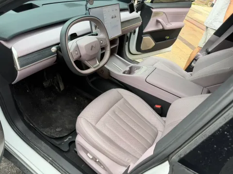 2025 ONVO L60 BEV