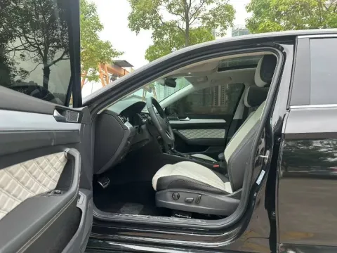 2025 Volkswagen Magotan 2.0T 186HP L4 7DCT,autocango,china used car exporter,china ev exporter,chinese used car exporter,chinese used ev exporter