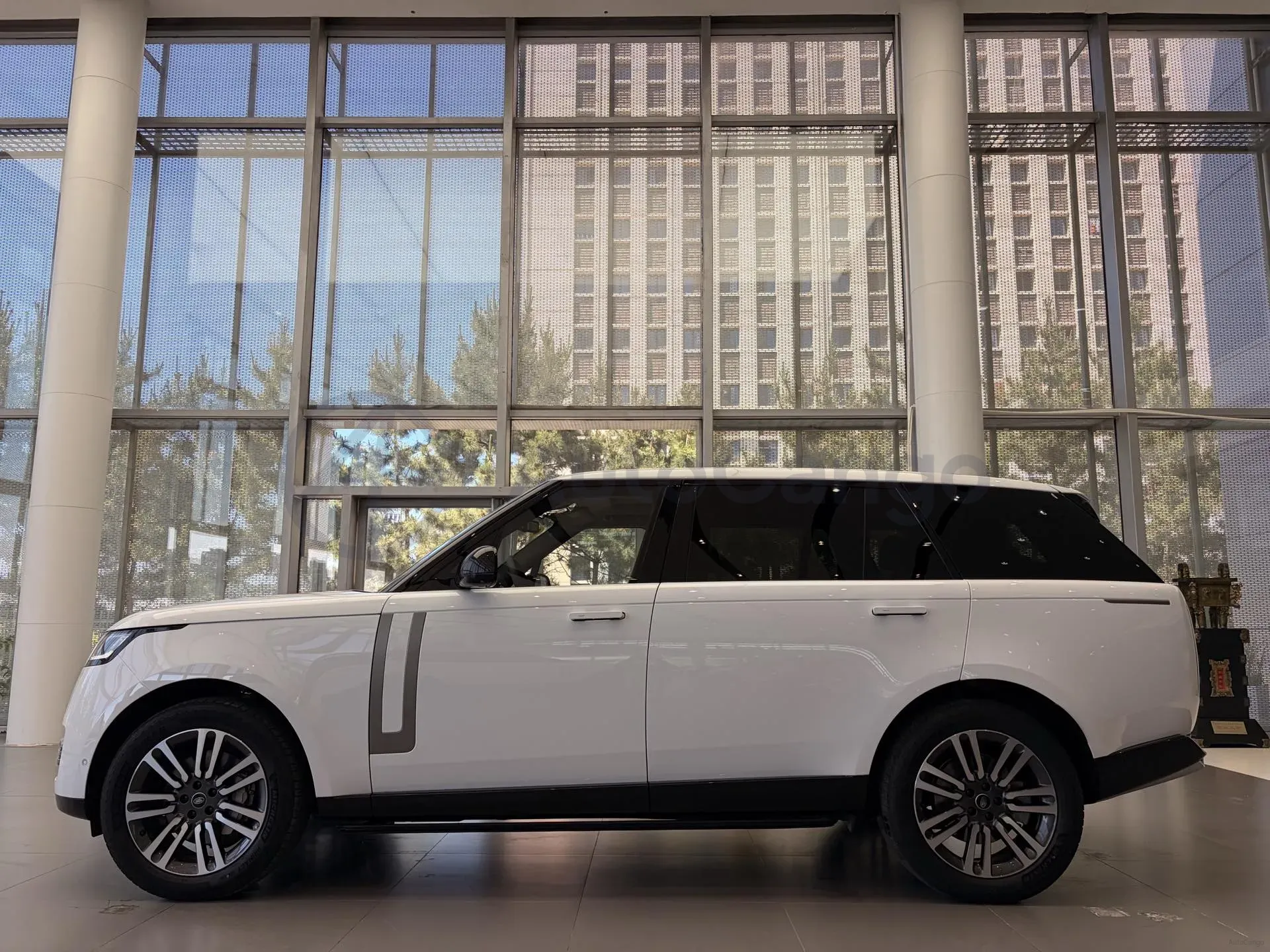 2024 Land Rover Range Rover 3.0T 400HP L6 8AT,autocango,china used car exporter,china ev exporter,chinese used car exporter,chinese used ev exporter