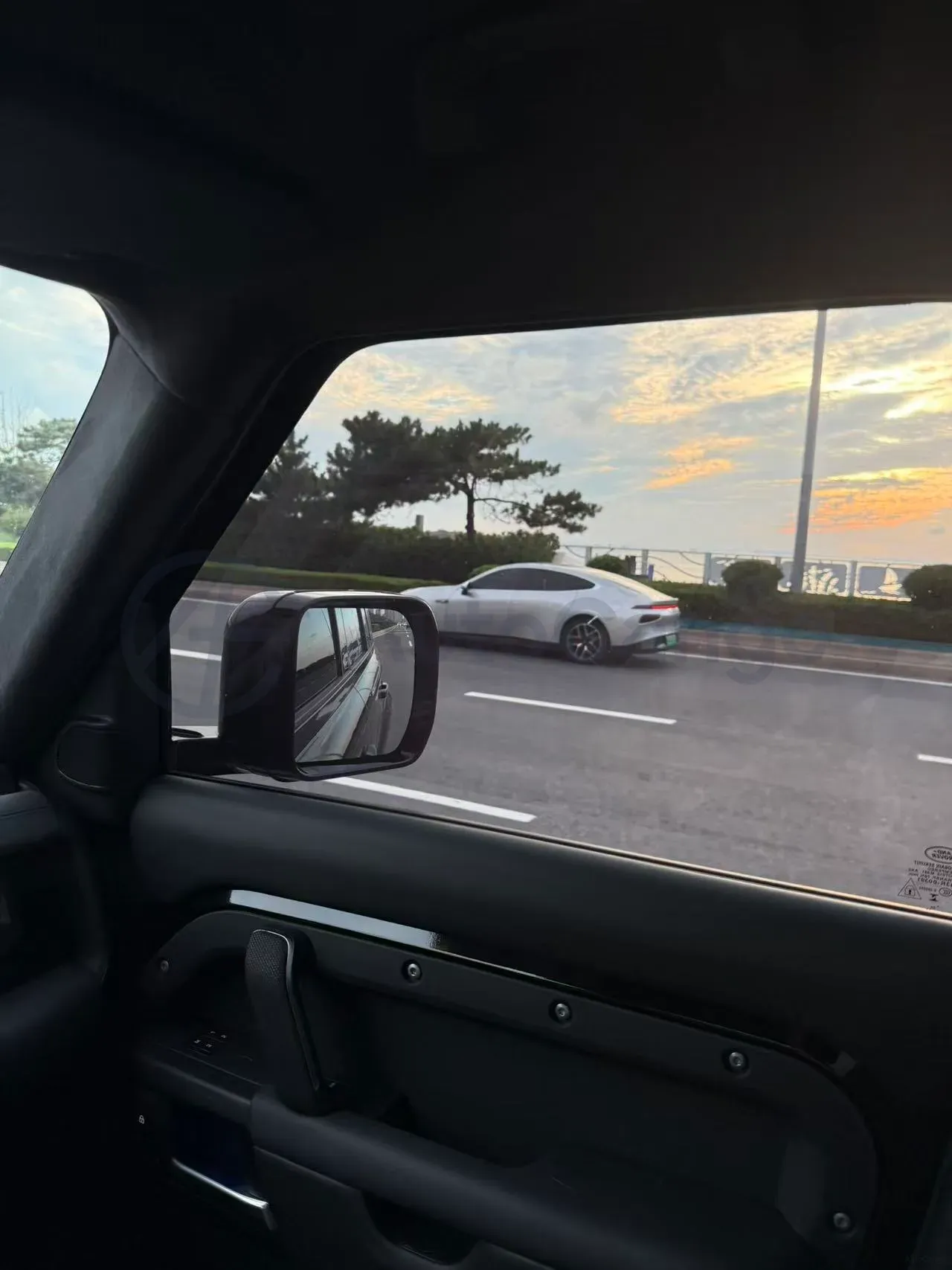 2025 Land Rover Defender 3.0T 400HP L6 8AT,autocango,china used car exporter,china ev exporter,chinese used car exporter,chinese used ev exporter