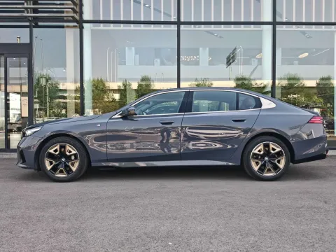 2024 BMW 5 Series 2.0T 258HP L4 8AT,autocango,china used car exporter,china ev exporter,chinese used car exporter,chinese used ev exporter