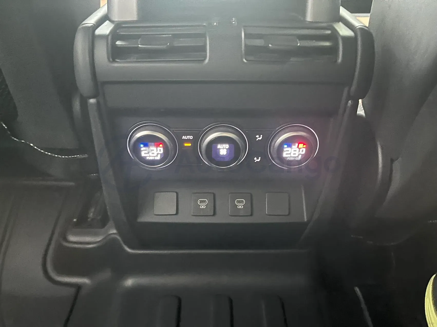2024 Land Rover Defender 3.0T 400HP L6 8AT,autocango,china used car exporter,china ev exporter,chinese used car exporter,chinese used ev exporter