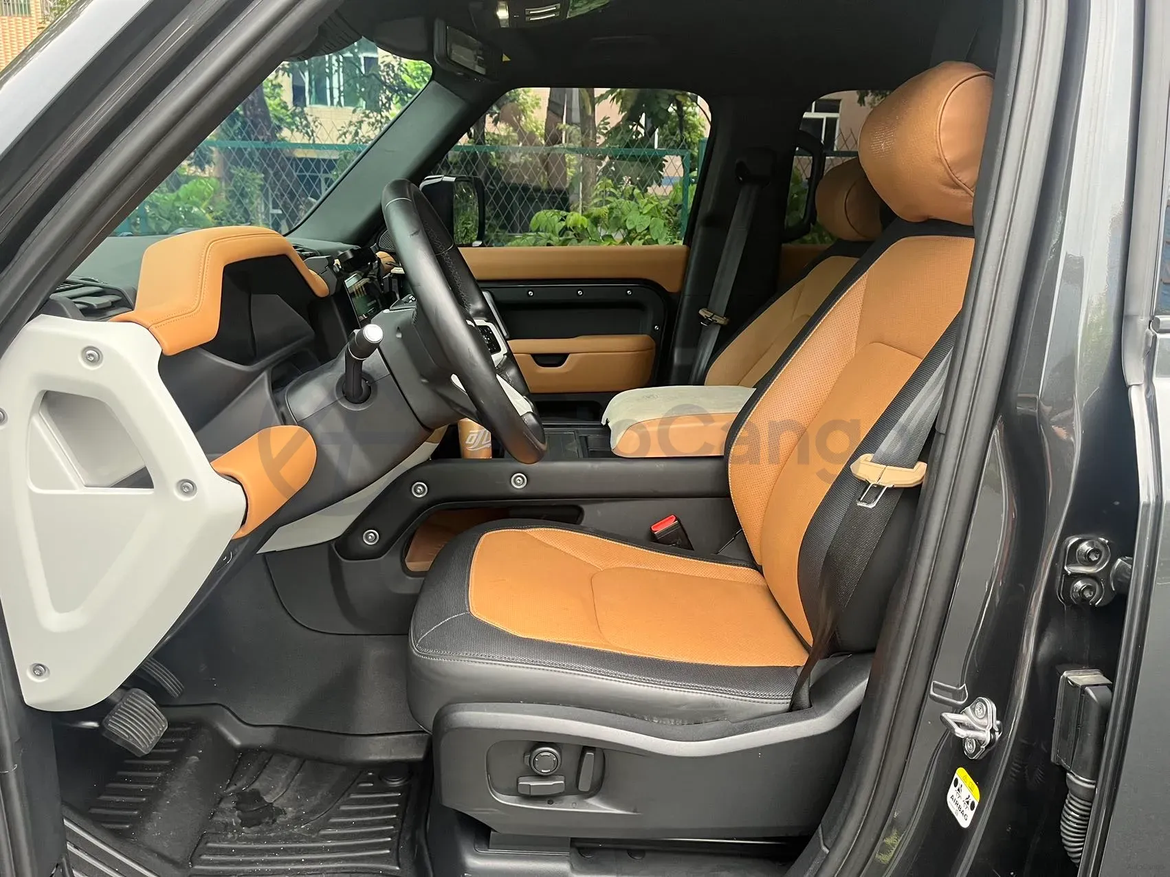2024 Land Rover Defender 3.0T 400HP L6 8AT,autocango,china used car exporter,china ev exporter,chinese used car exporter,chinese used ev exporter